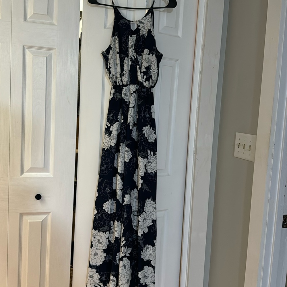 Everly from Fransceca’s navy and white floral print dress.